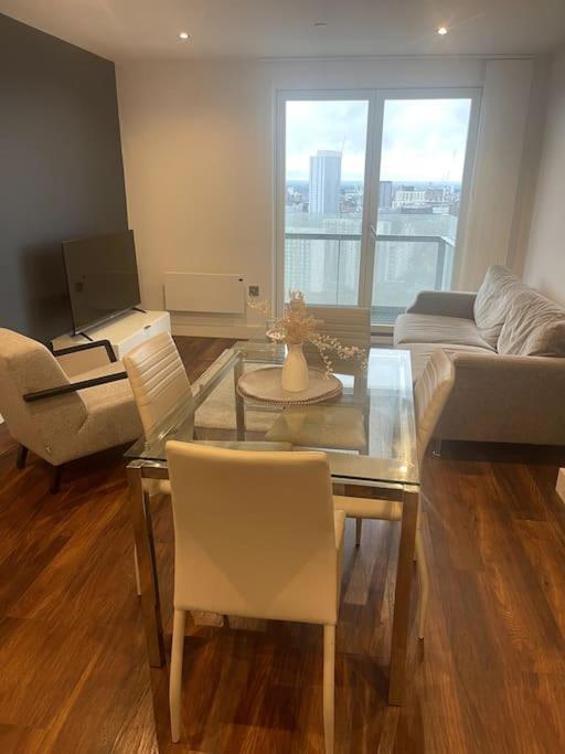 Lovely 2-Bedroom Condo With Balcony مانشستر المظهر الخارجي الصورة
