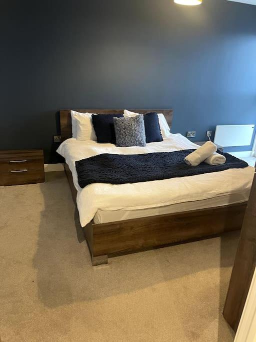 Lovely 2-Bedroom Condo With Balcony مانشستر المظهر الخارجي الصورة